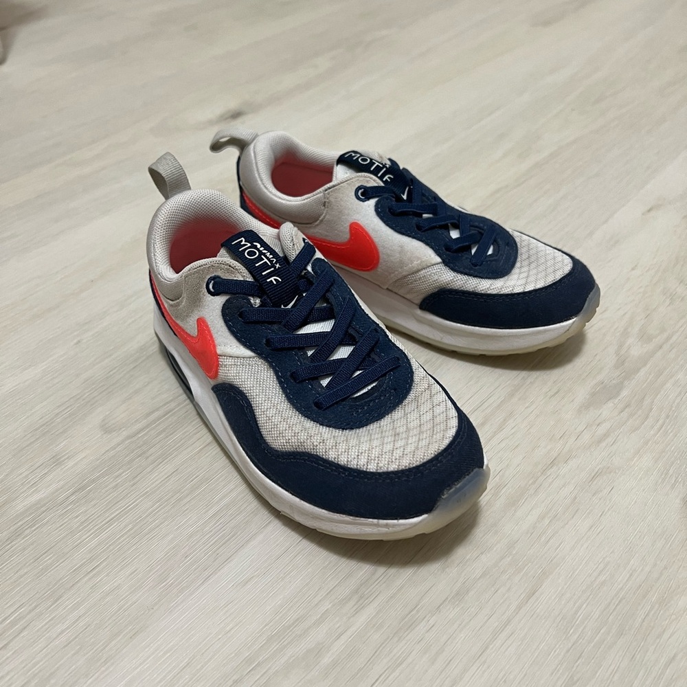Nike Airmax Motif, girls size 13